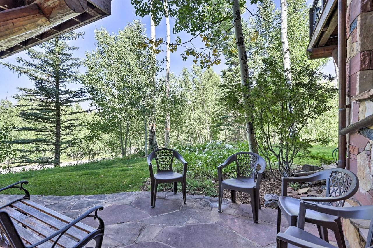 Upscale Ski-in/ski-out Escape W/ Deck + Grill Holiday home