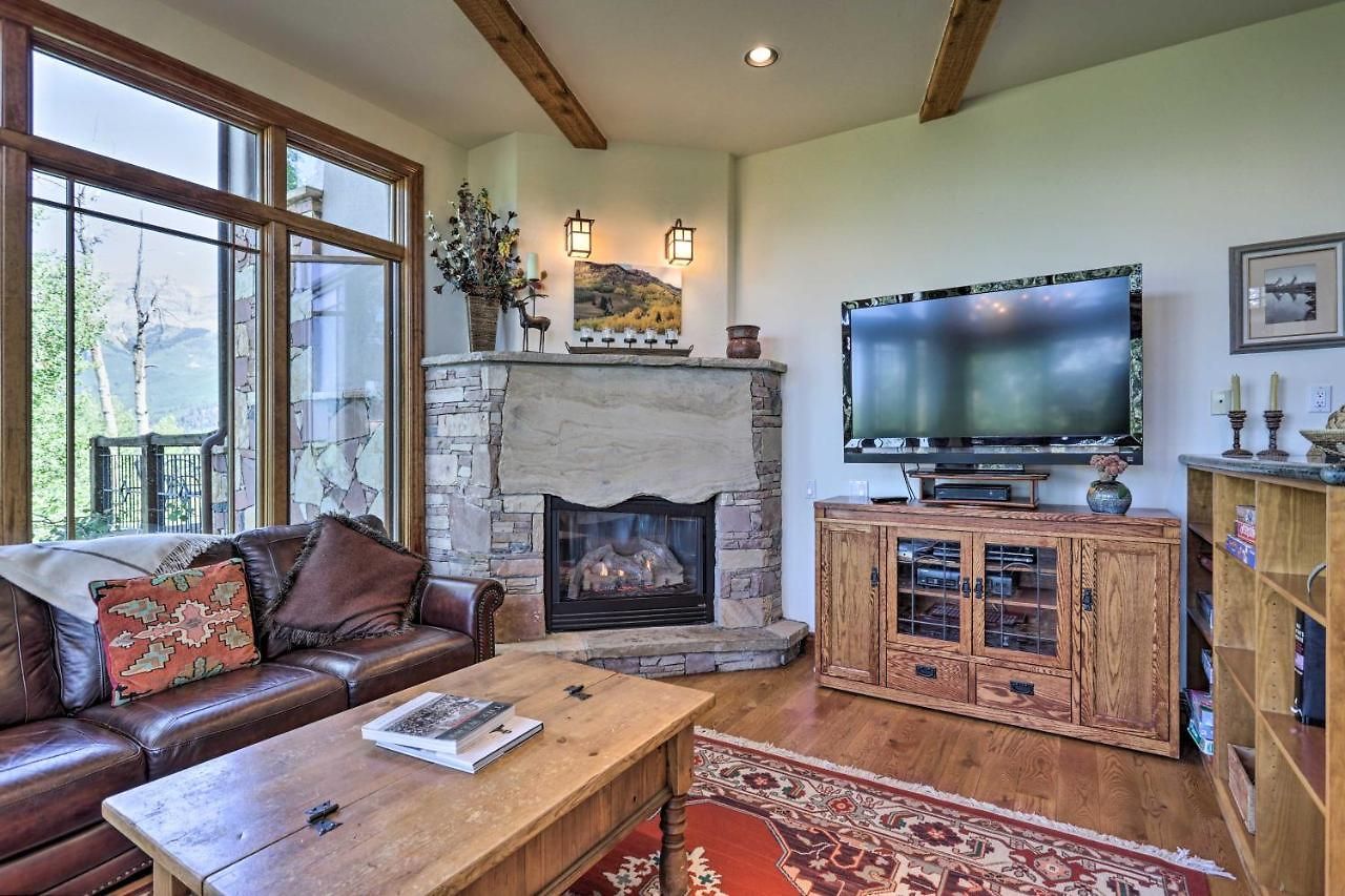 Upscale Ski-in/ski-out Escape W/ Deck + Grill Holiday home