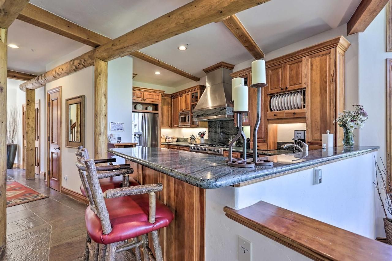 Holiday home Upscale Ski-in/ski-out Escape W/ Deck + Grill *