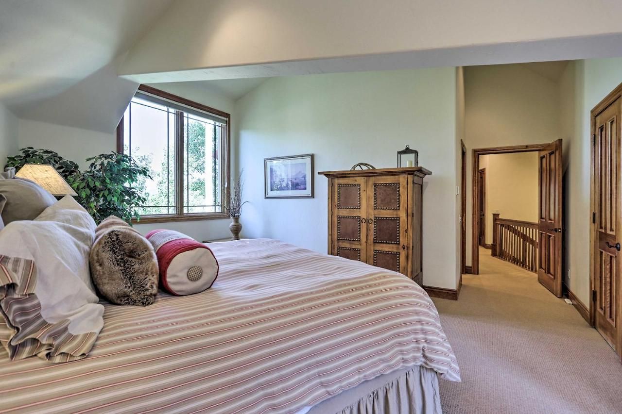 Upscale Ski-in/ski-out Escape W/ Deck + Grill *