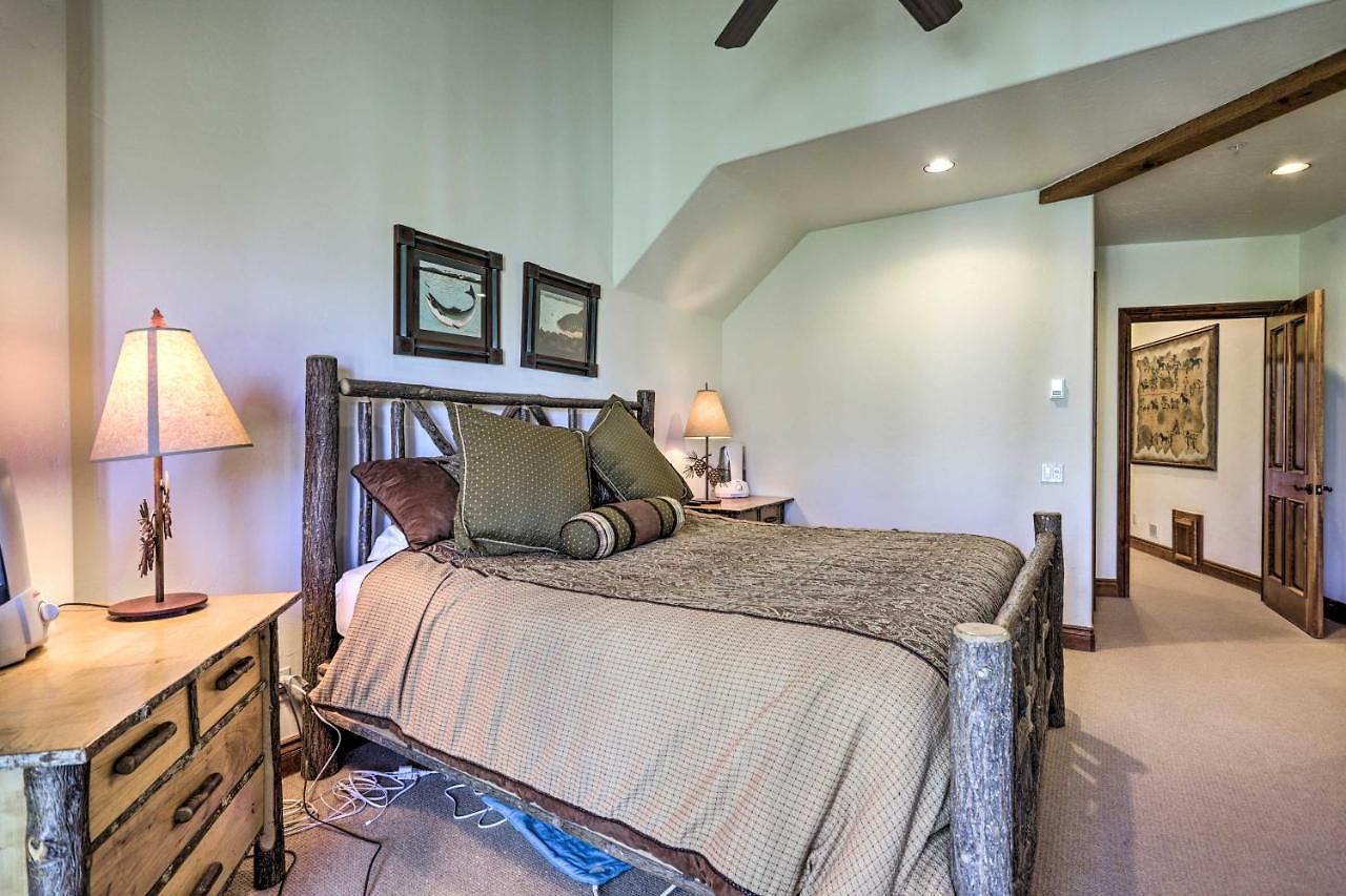 Upscale Ski-in/ski-out Escape W/ Deck + Grill *