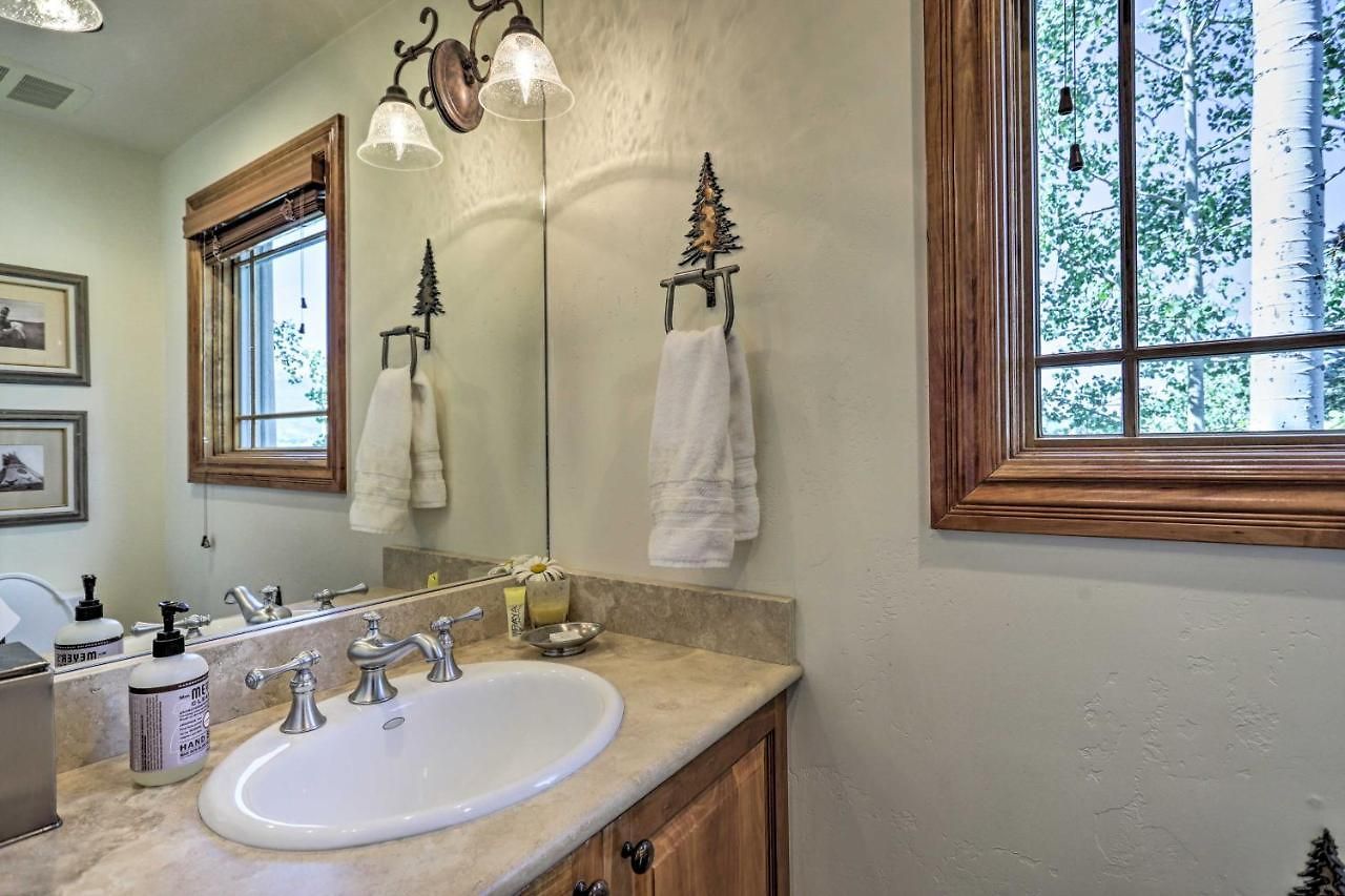 Upscale Ski-in/ski-out Escape W/ Deck + Grill