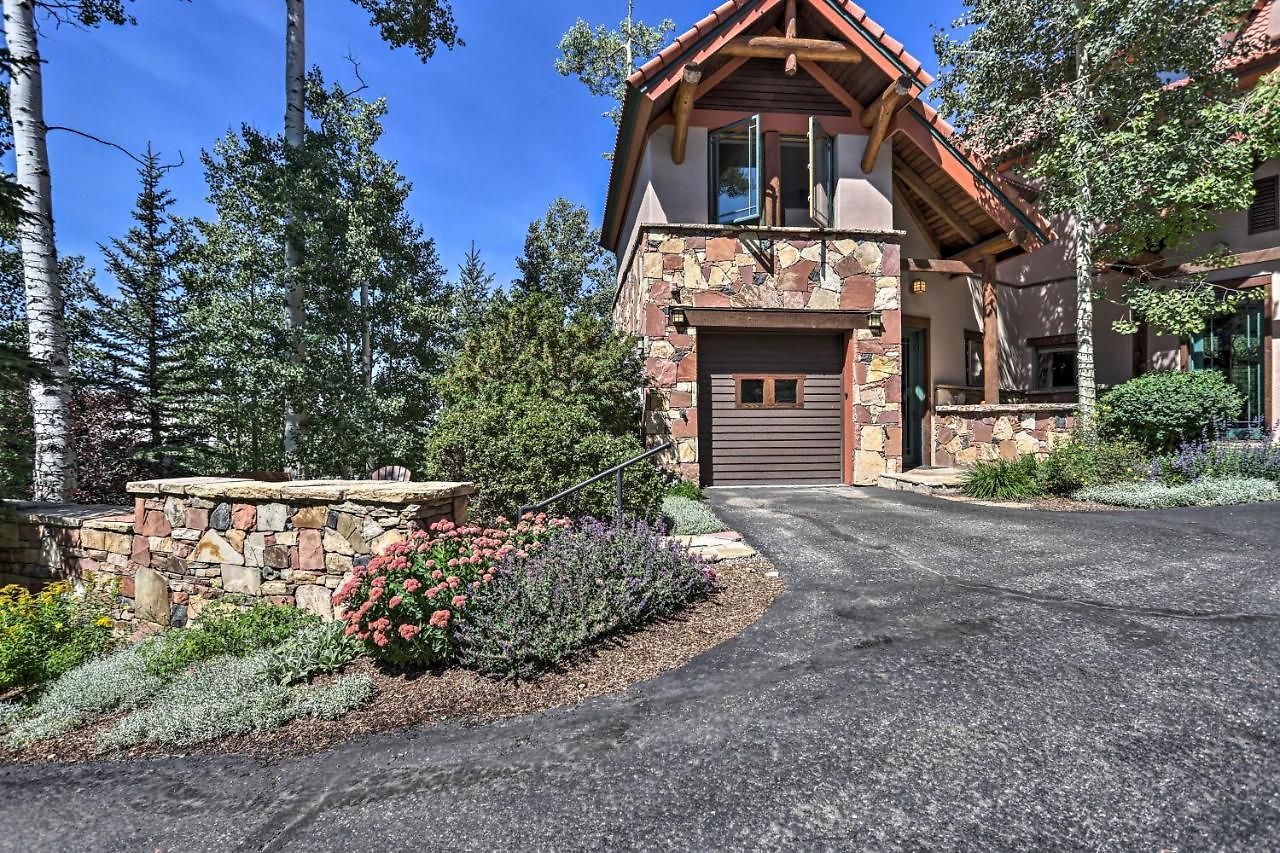 Upscale Ski-in/ski-out Escape W/ Deck + Grill *
