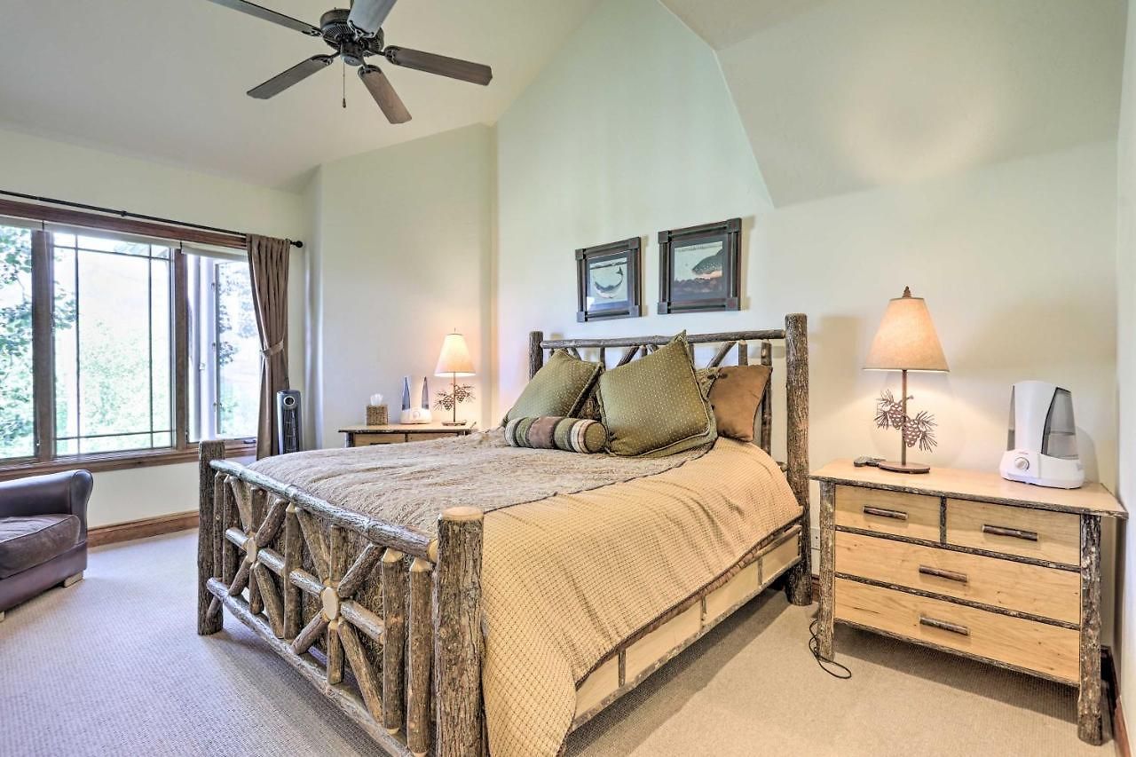 Upscale Ski-in/ski-out Escape W/ Deck + Grill *