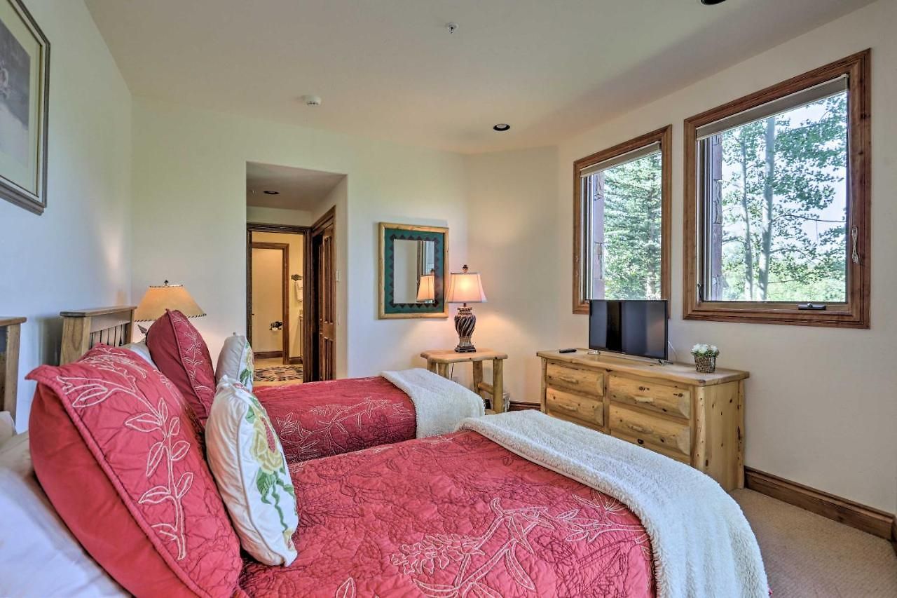 Upscale Ski-in/ski-out Escape W/ Deck + Grill Holiday home