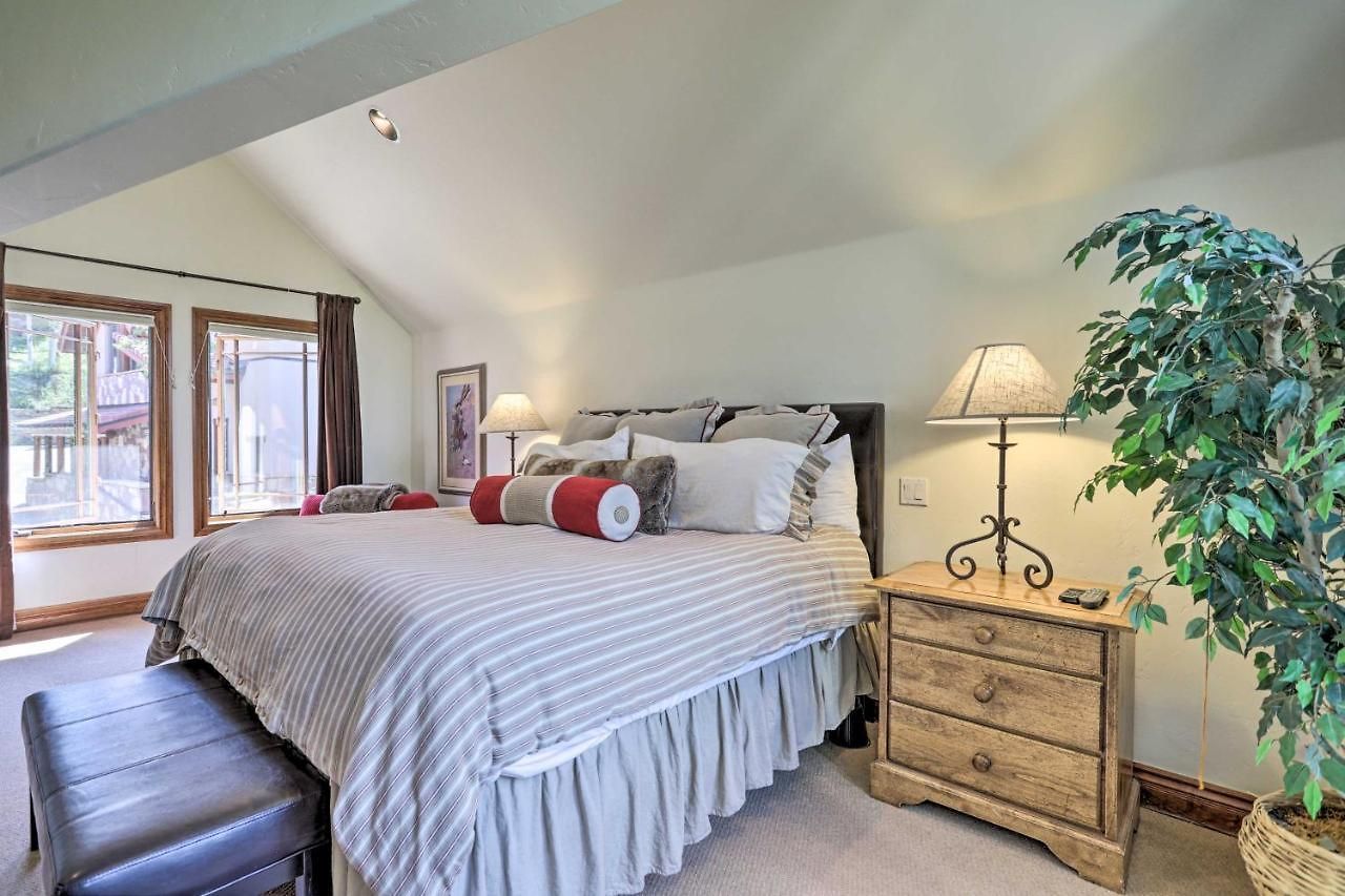 Holiday home Upscale Ski-in/ski-out Escape W/ Deck + Grill *