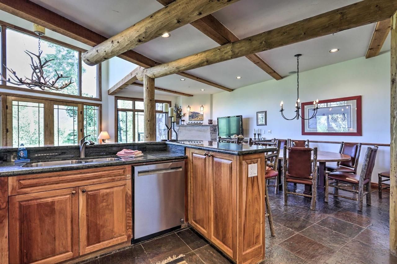 Upscale Ski-in/ski-out Escape W/ Deck + Grill Holiday home Telluride