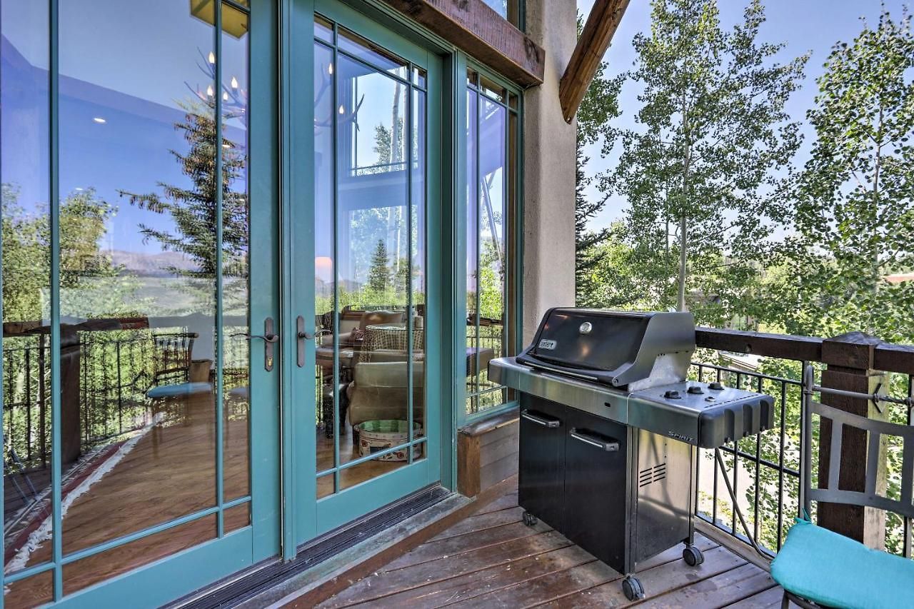 Upscale Ski-in/ski-out Escape W/ Deck + Grill *