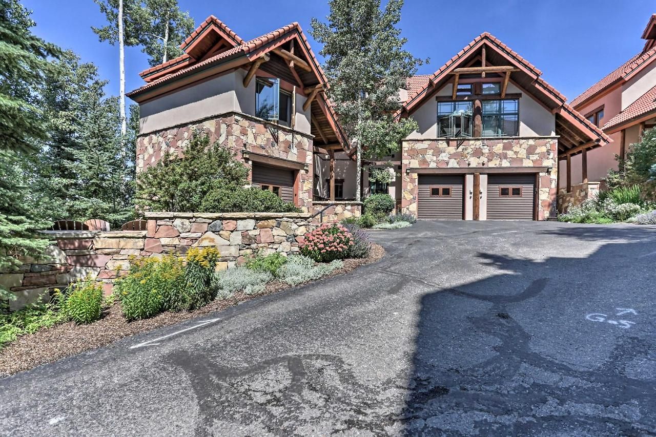 Holiday home Upscale Ski-in/ski-out Escape W/ Deck + Grill *
