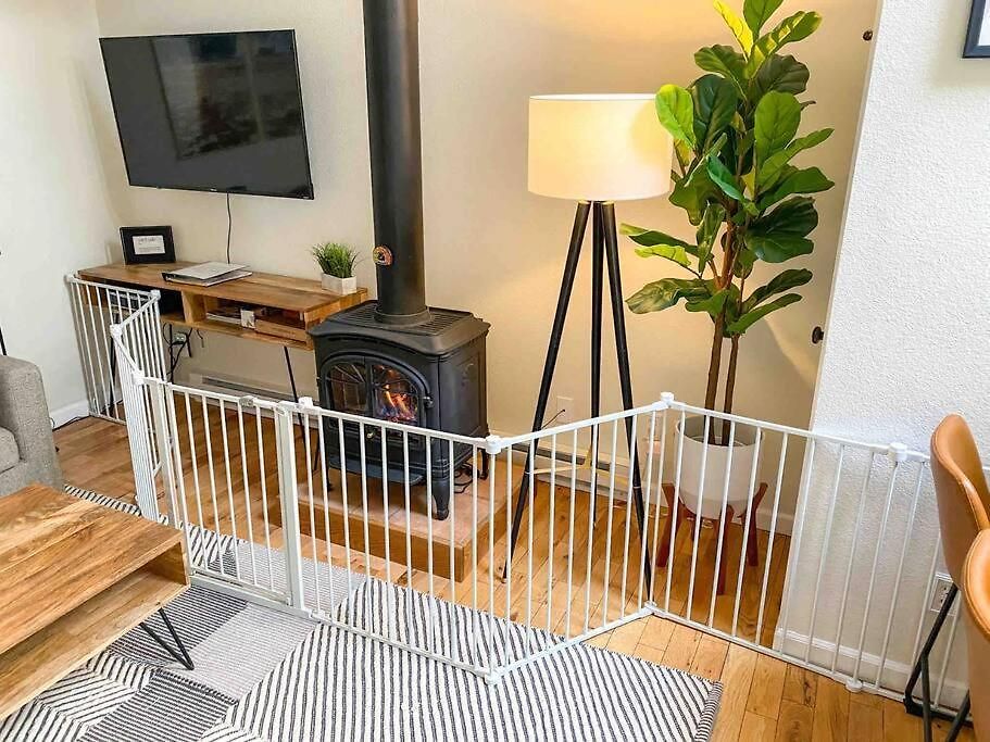 Family Friendly Mainstreet Townhome Apartment *