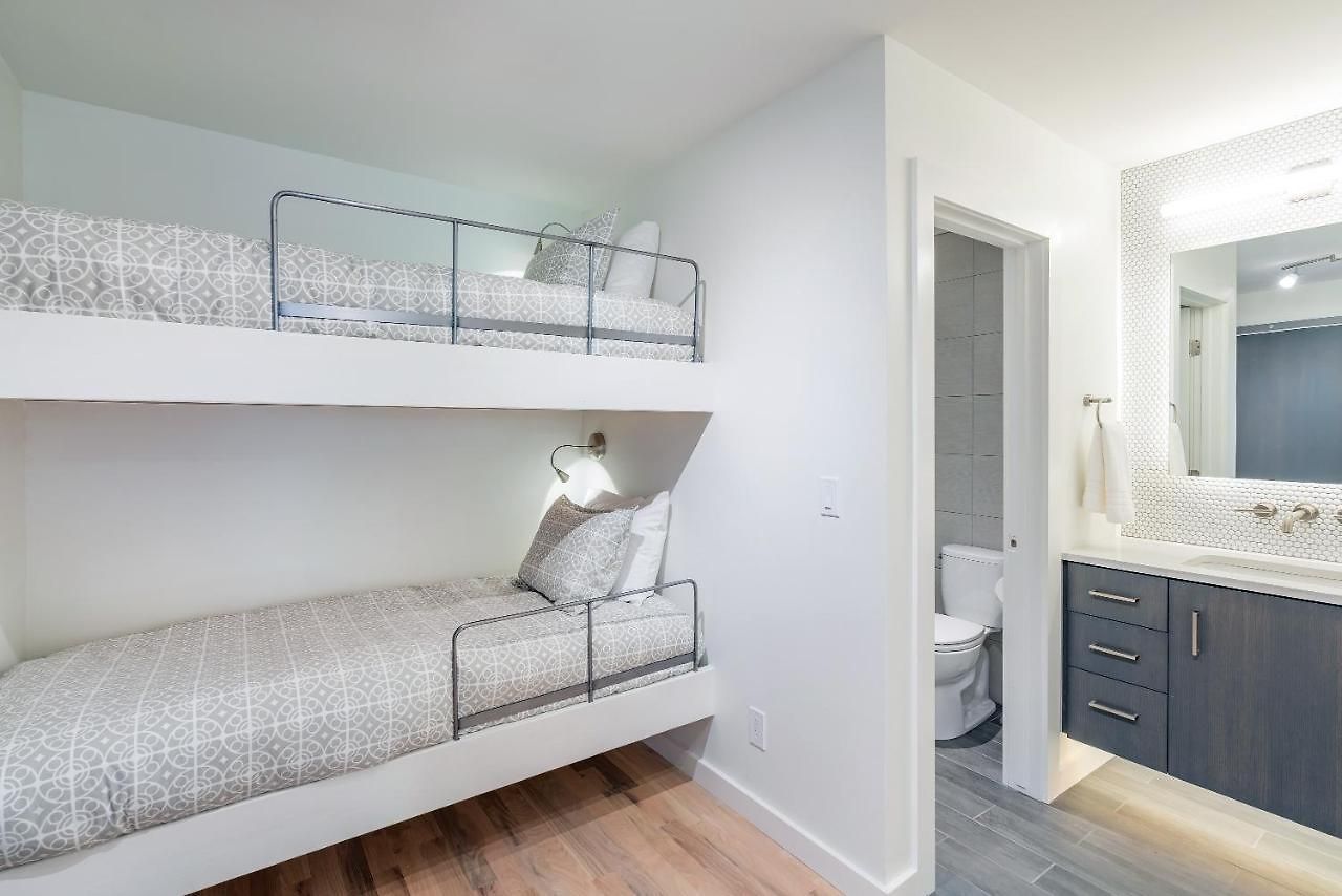 Apartment Chic, Modern - Walk Anywhere Viking 206 *