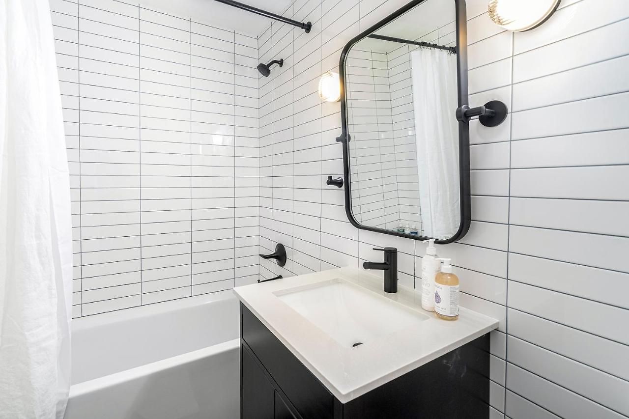 Apartment Chic Condo, Short Walk To Lift 7, Covered Parking *