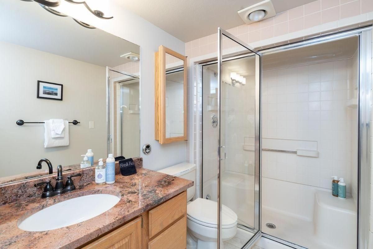 Apartment Riverside Dream! Quiet Spot W Deck, 5 Min Walk To Gondola & Main St,