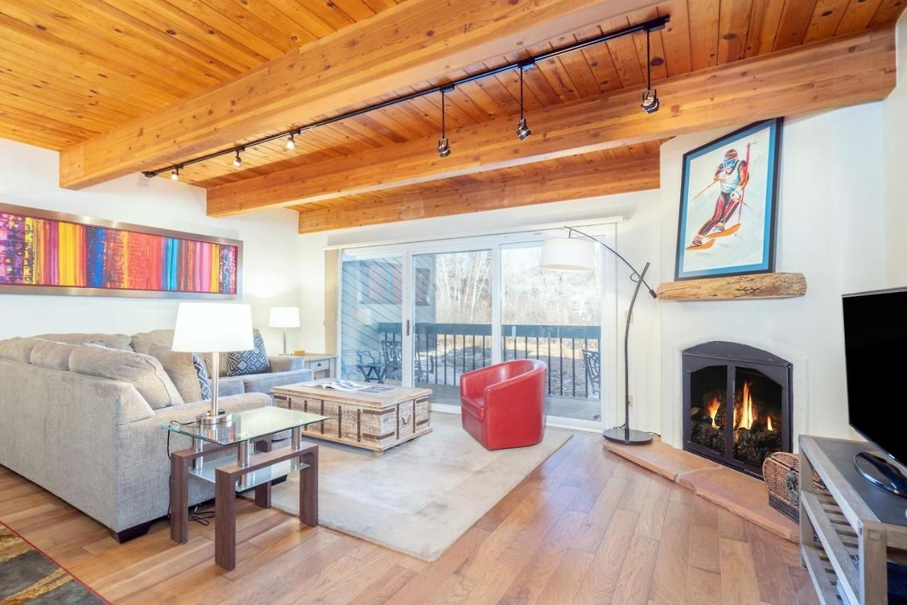 Riverside Dream! Quiet Spot W Deck, 5 Min Walk To Gondola & Main St, Apartment
