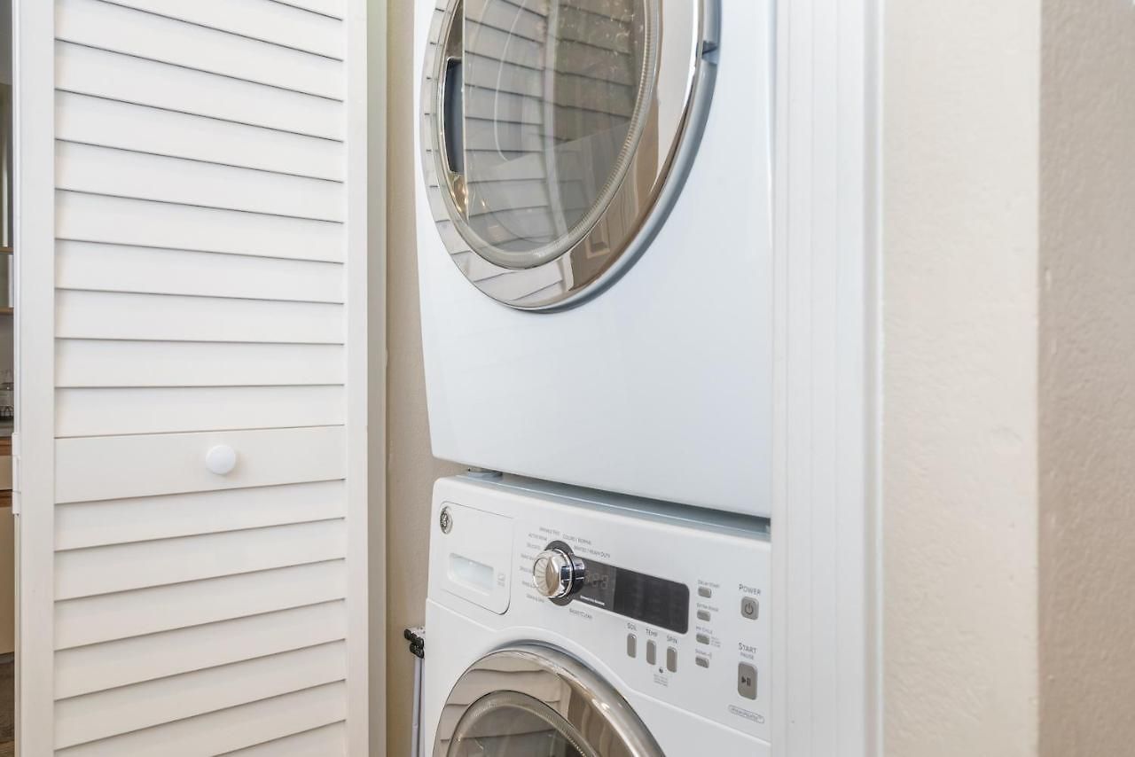 Chic Condo, Short Walk To Lift 7, Covered Parking Apartment