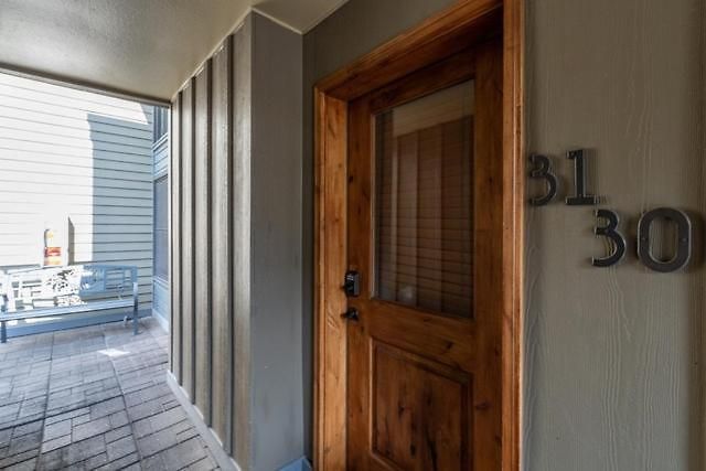 In Out Lift 7! Deck, Hot Tub, Garage Parking Apartment