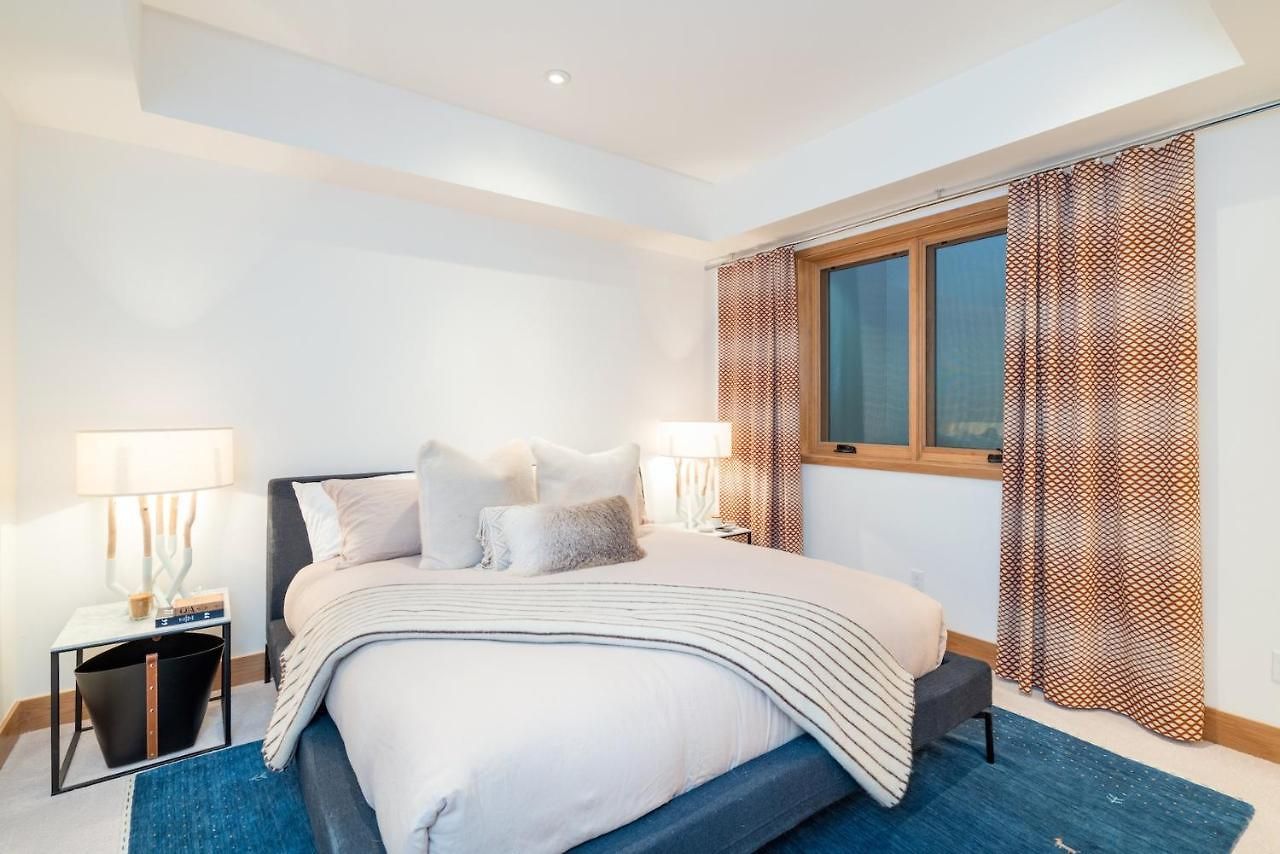 Depot Luxury Townhome: Rooftop Hot Tub & Gondola Access *