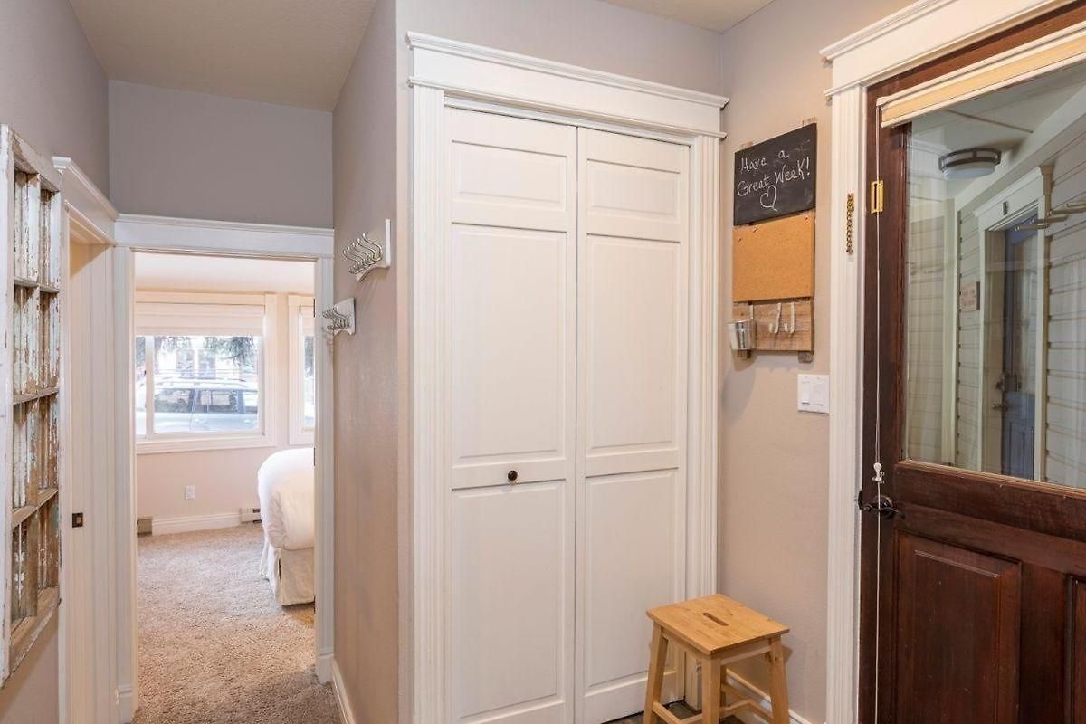 Peaceful Home-like - Spacious, Private Deck, Fireplace *