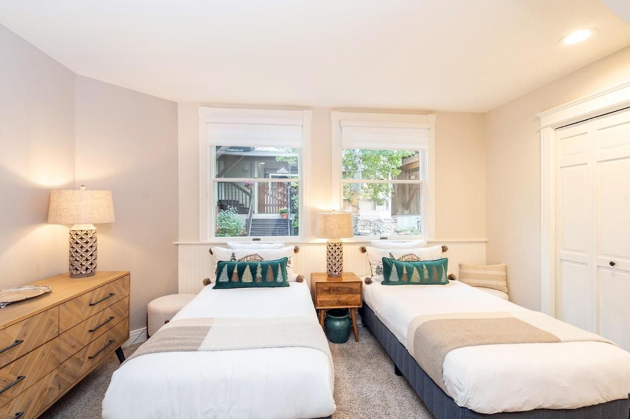 Peaceful Home-like - Spacious, Private Deck, Fireplace Apartment Telluride
