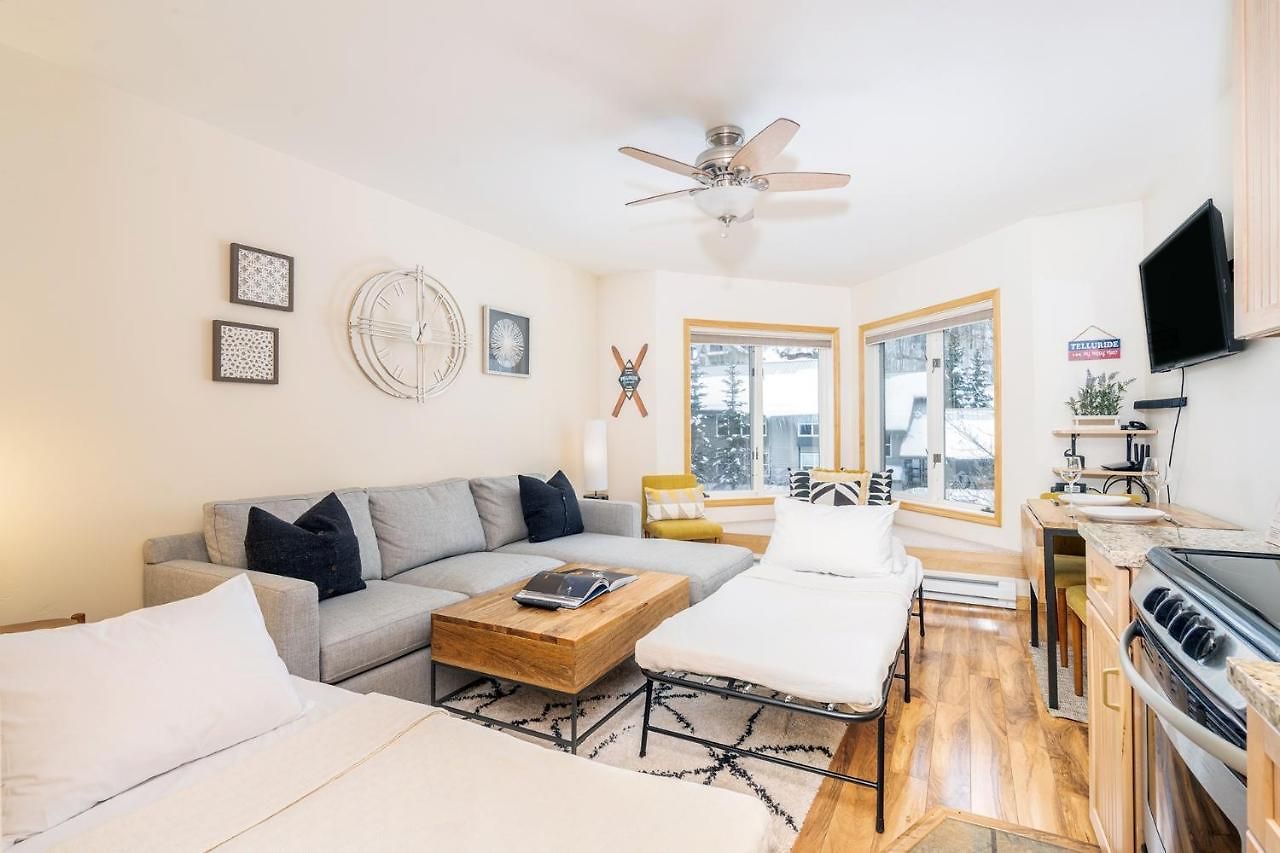 Modern Comfort On River Trail - Mountain Views, Hot Tub Apartment