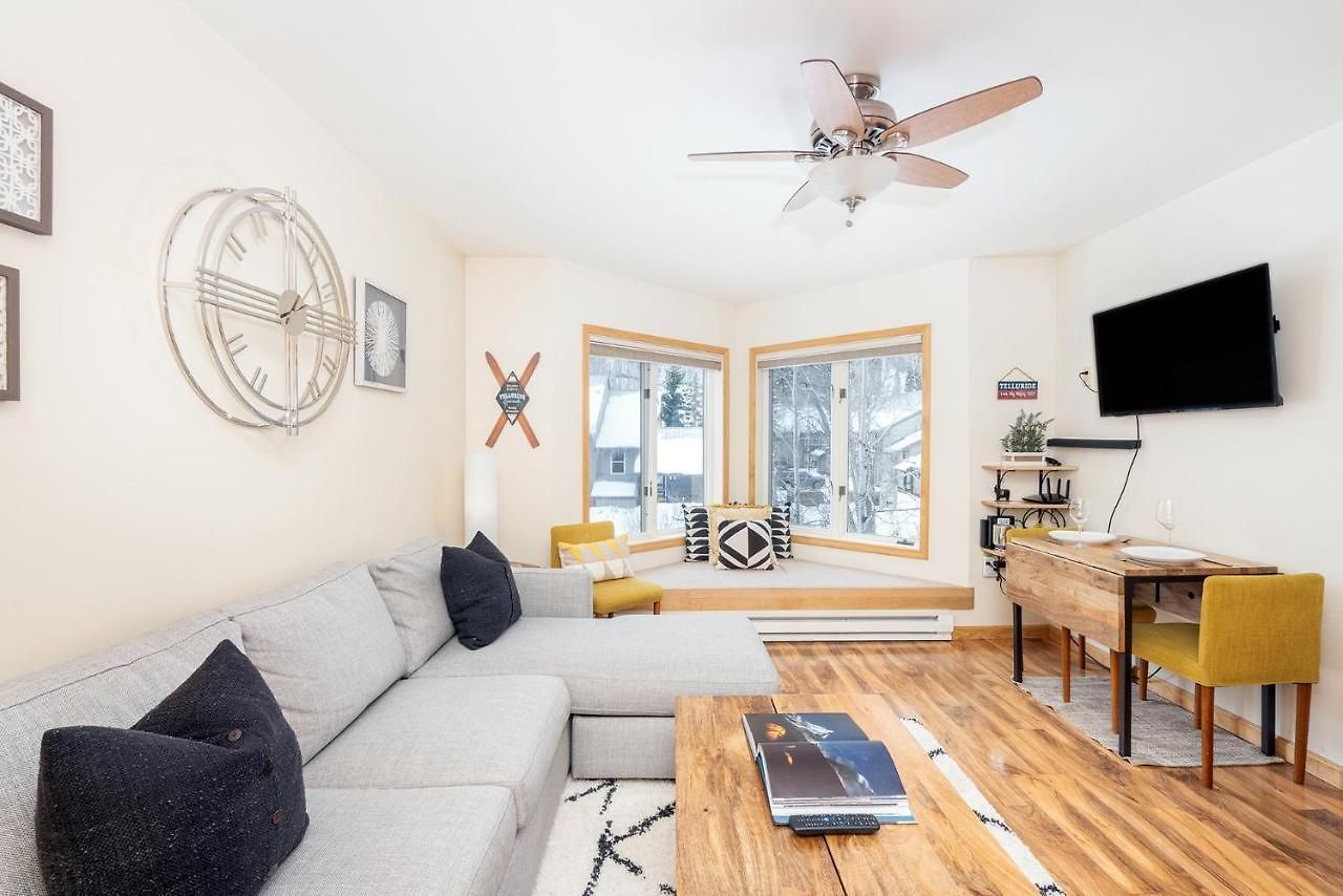 Modern Comfort On River Trail - Mountain Views, Hot Tub *