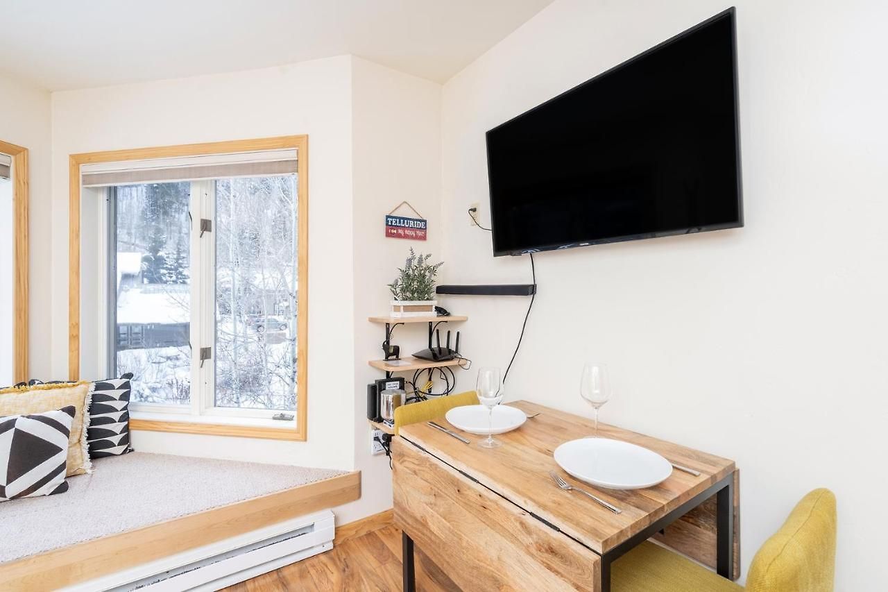 Modern Comfort On River Trail - Mountain Views, Hot Tub *