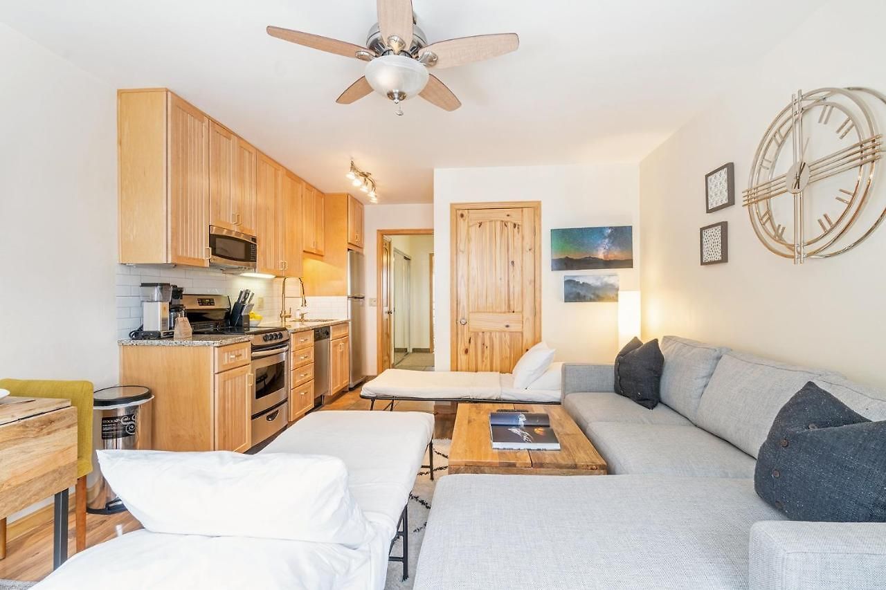 Modern Comfort On River Trail - Mountain Views, Hot Tub Apartment