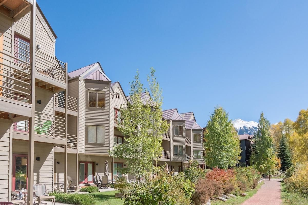 Modern Comfort On River Trail - Mountain Views, Hot Tub Apartment *
