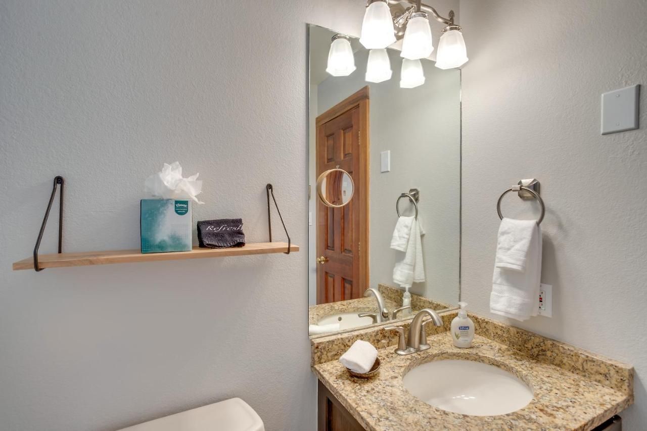 Condo: Walk To Lift, Bear Creek, & More! Holiday home
