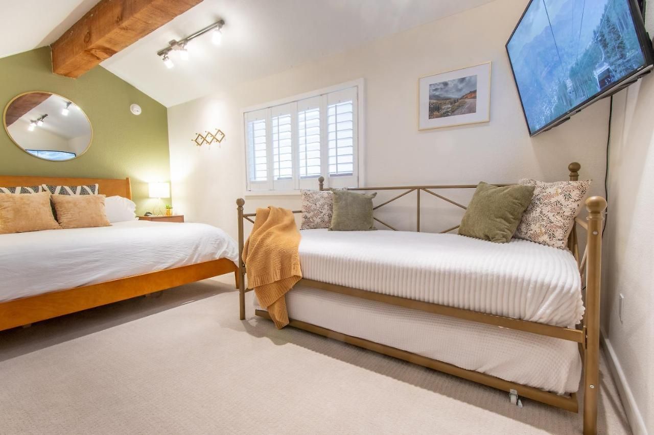 Family Friendly Mainstreet Townhome Apartment *
