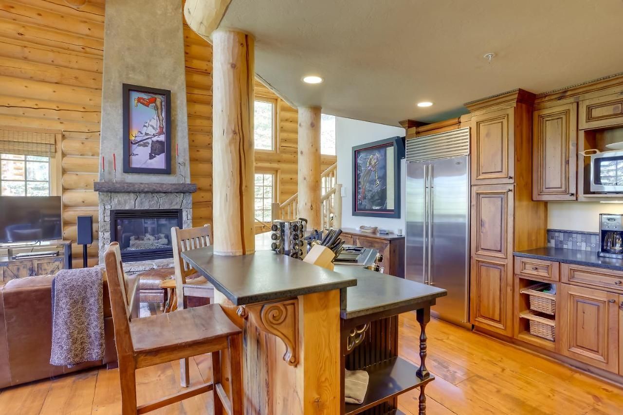 Ski-in/ski-out Mountain Village W/ Hot Tub! Holiday home