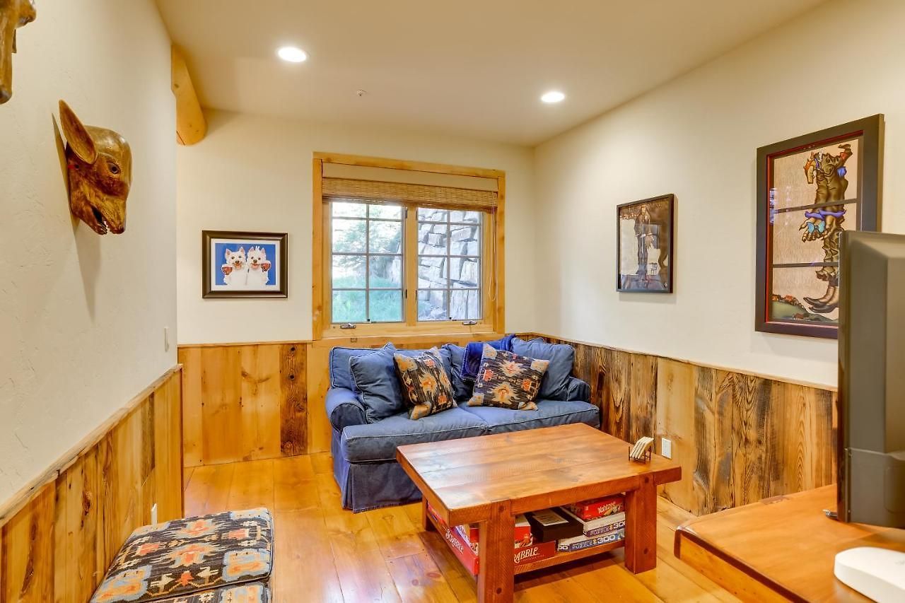 Ski-in/ski-out Mountain Village W/ Hot Tub! *