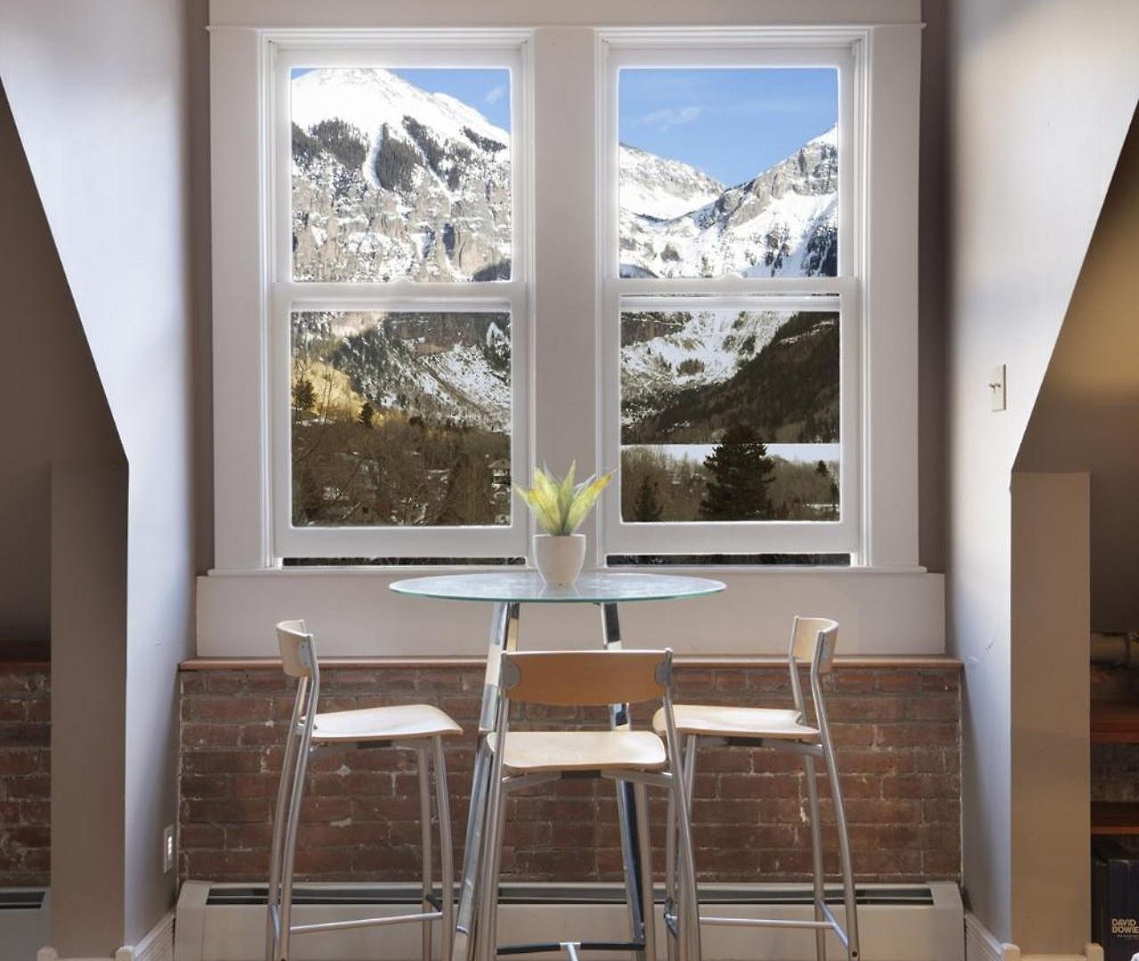 Ajax Loft Apts *