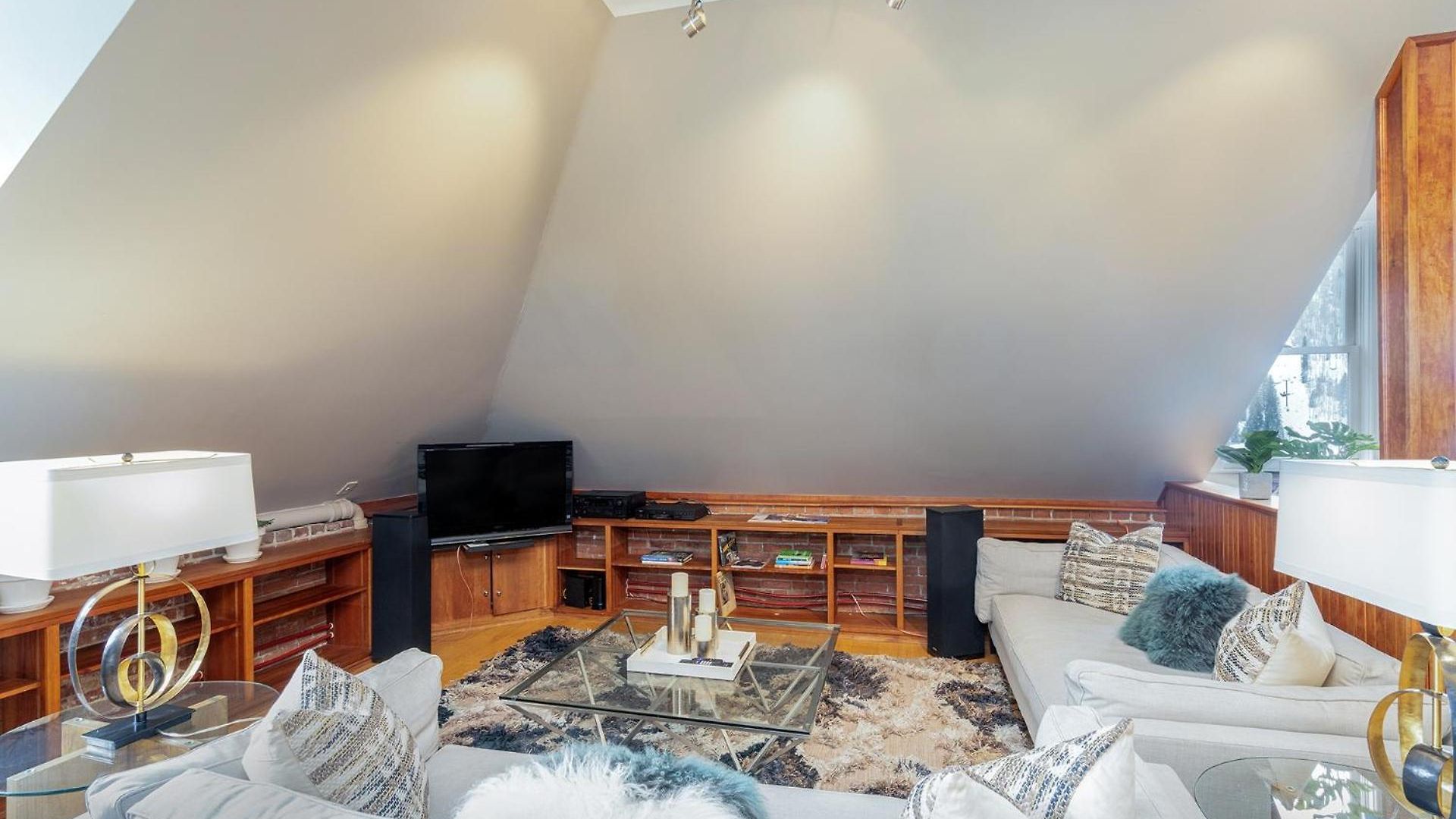 Ajax Loft Apts Apartment *
