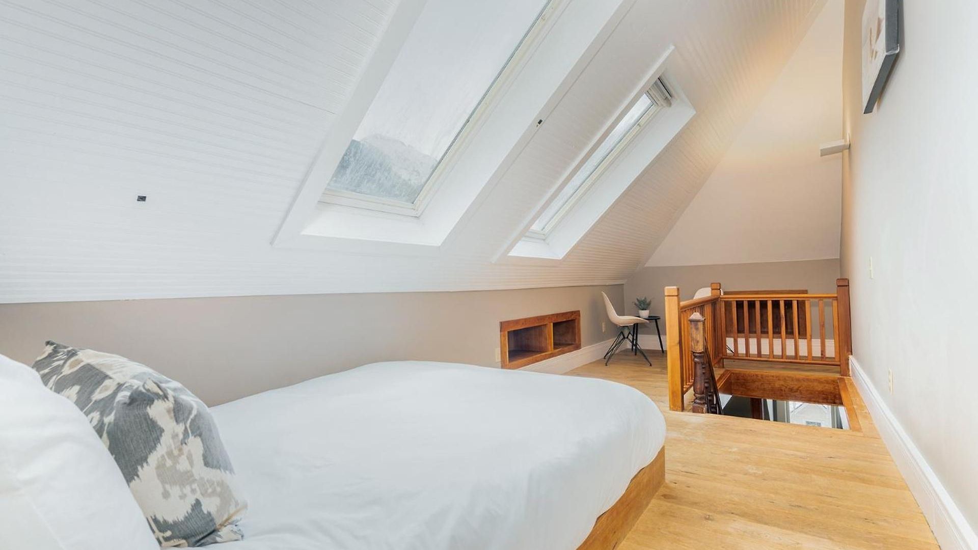 Ajax Loft Apts *