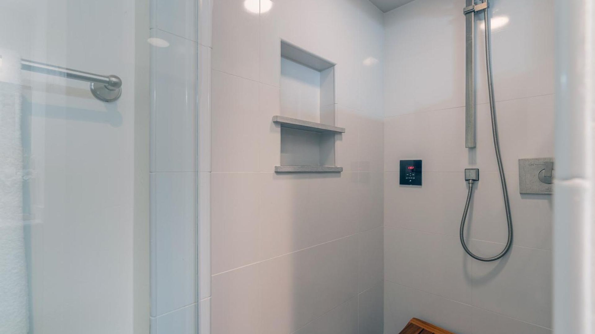 Newly Remodeled 2nd Floor Lulu Holiday home *