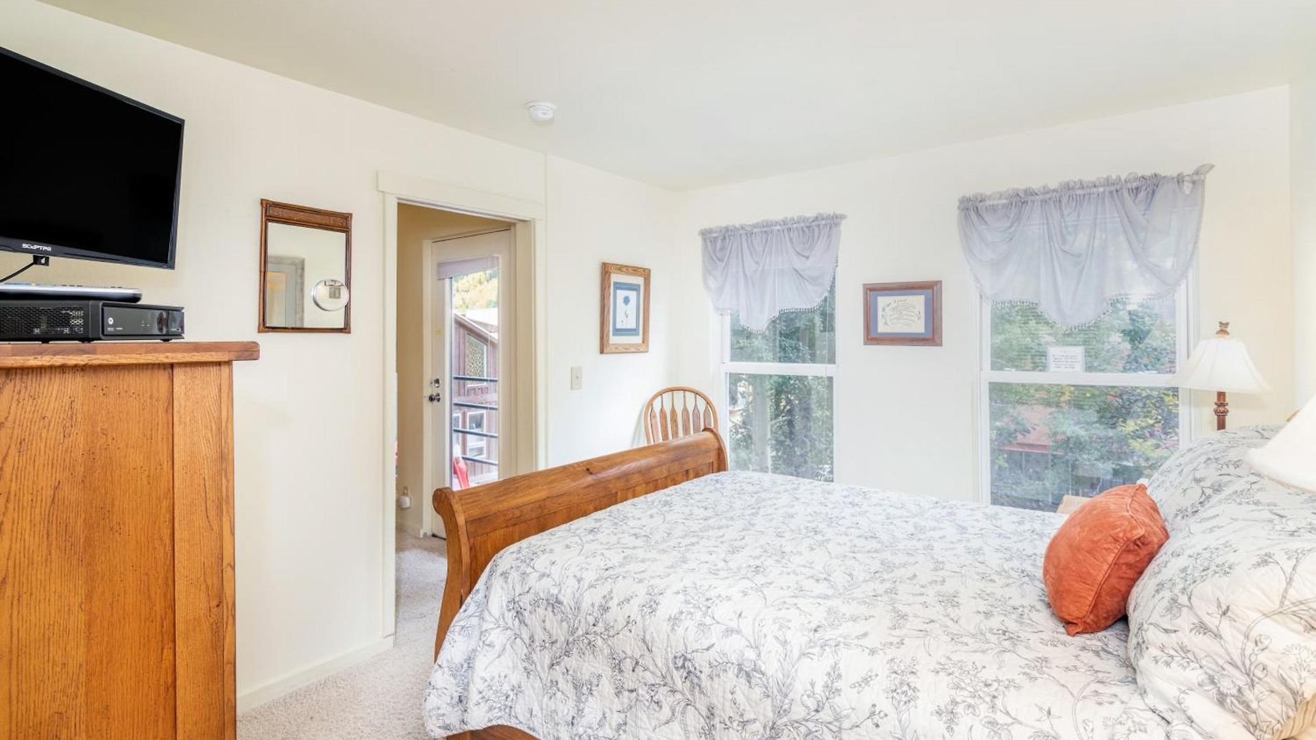 Cozy Two Bedroom In The Middle Of It All! *