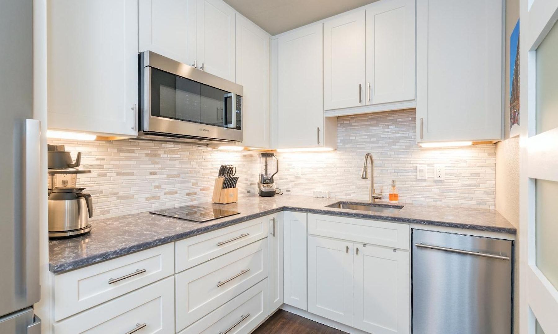 Walk To Ski, Stylish & Bright! Ground Floor, Hot Tub, Pool