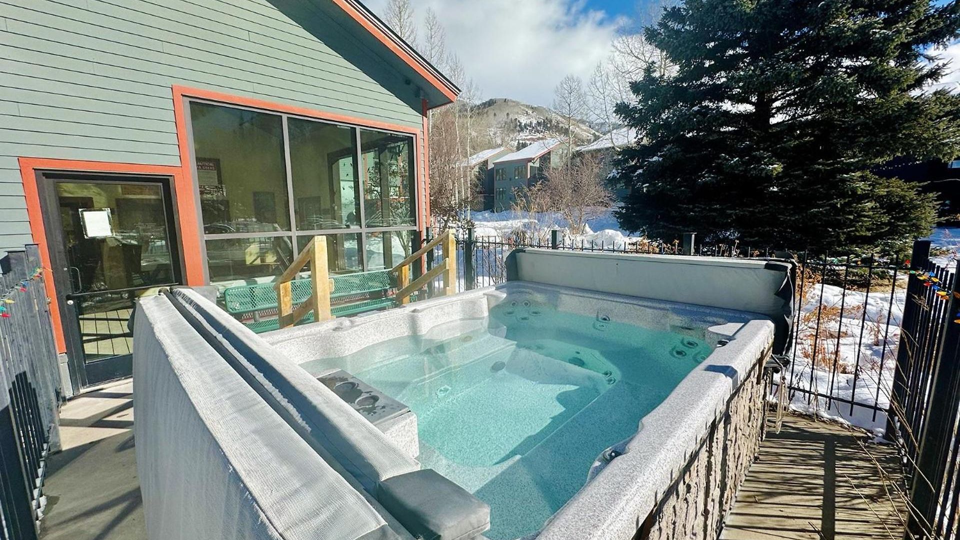 Walk To Festivals! Windows, Fireplace, Hot Tub Apartment