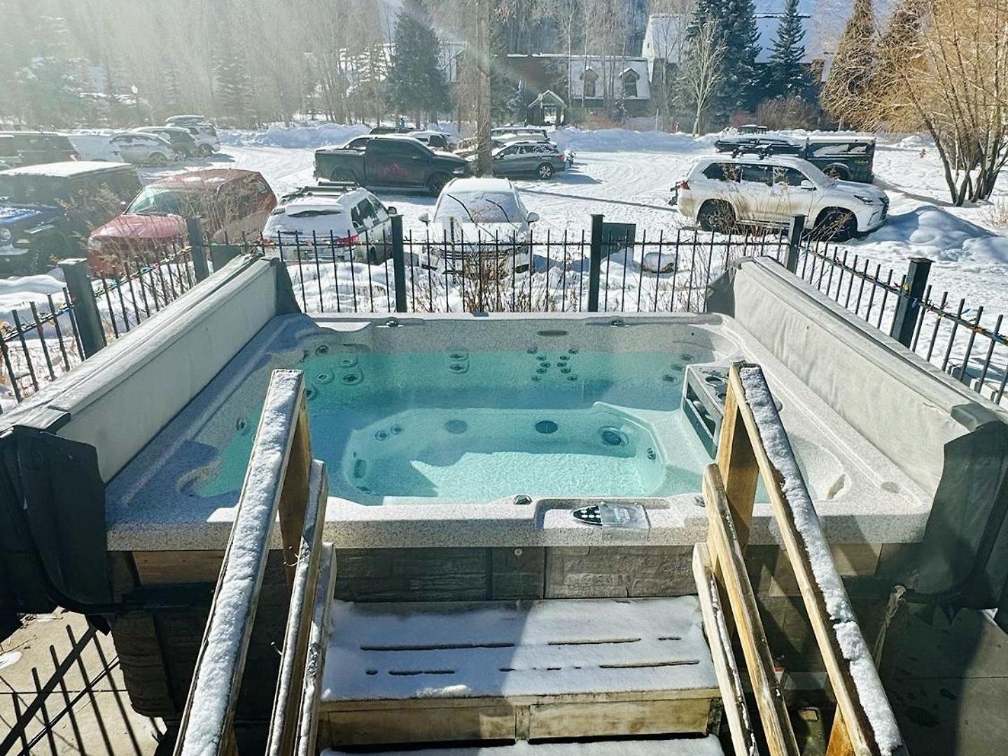 Walk To Festivals! Windows, Fireplace, Hot Tub *