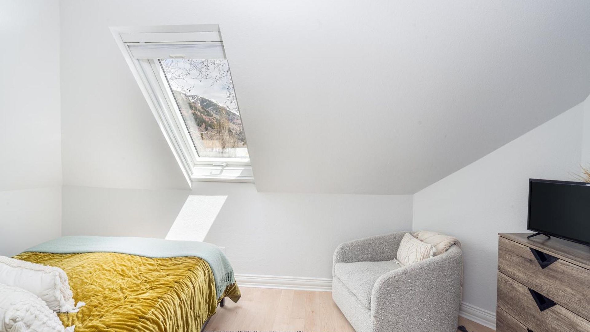 Tri-level Condo, Close To Coonskin Lift!