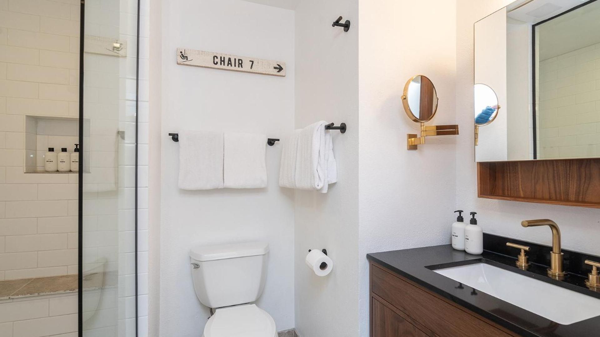 Chic Condo, Short Walk To Lift 7, Covered Parking *