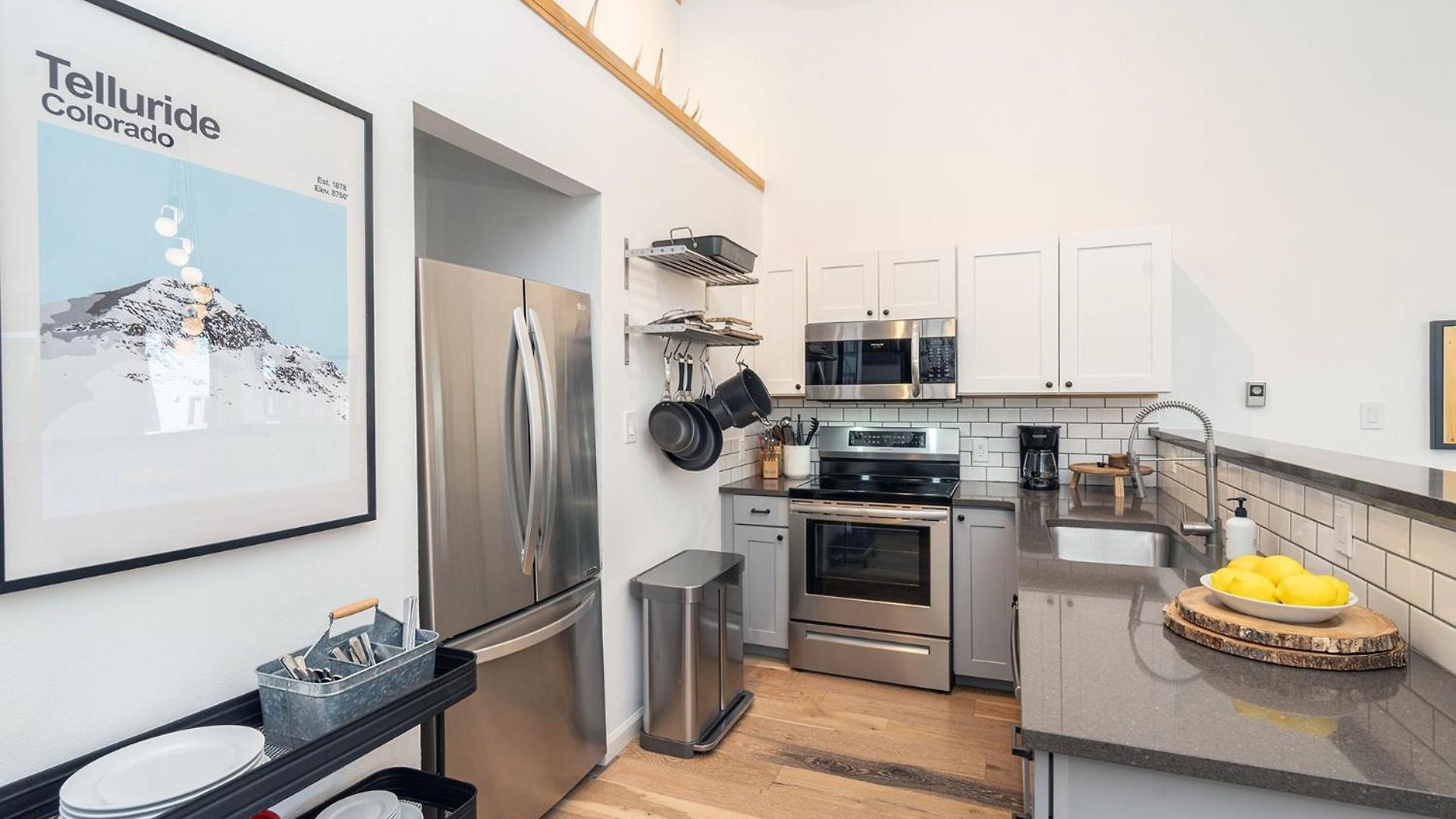 Chic Condo, Short Walk To Lift 7, Covered Parking Apartment *