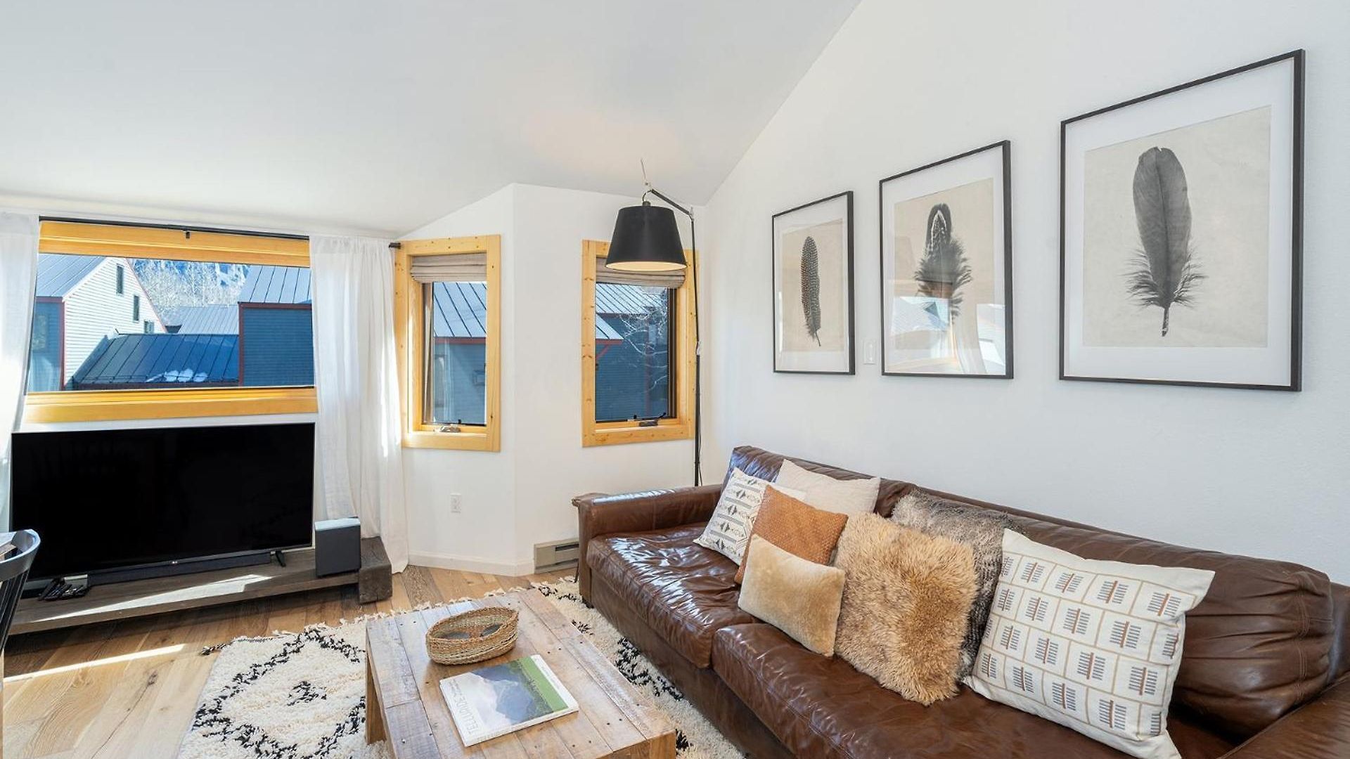 Apartment Chic Condo, Short Walk To Lift 7, Covered Parking