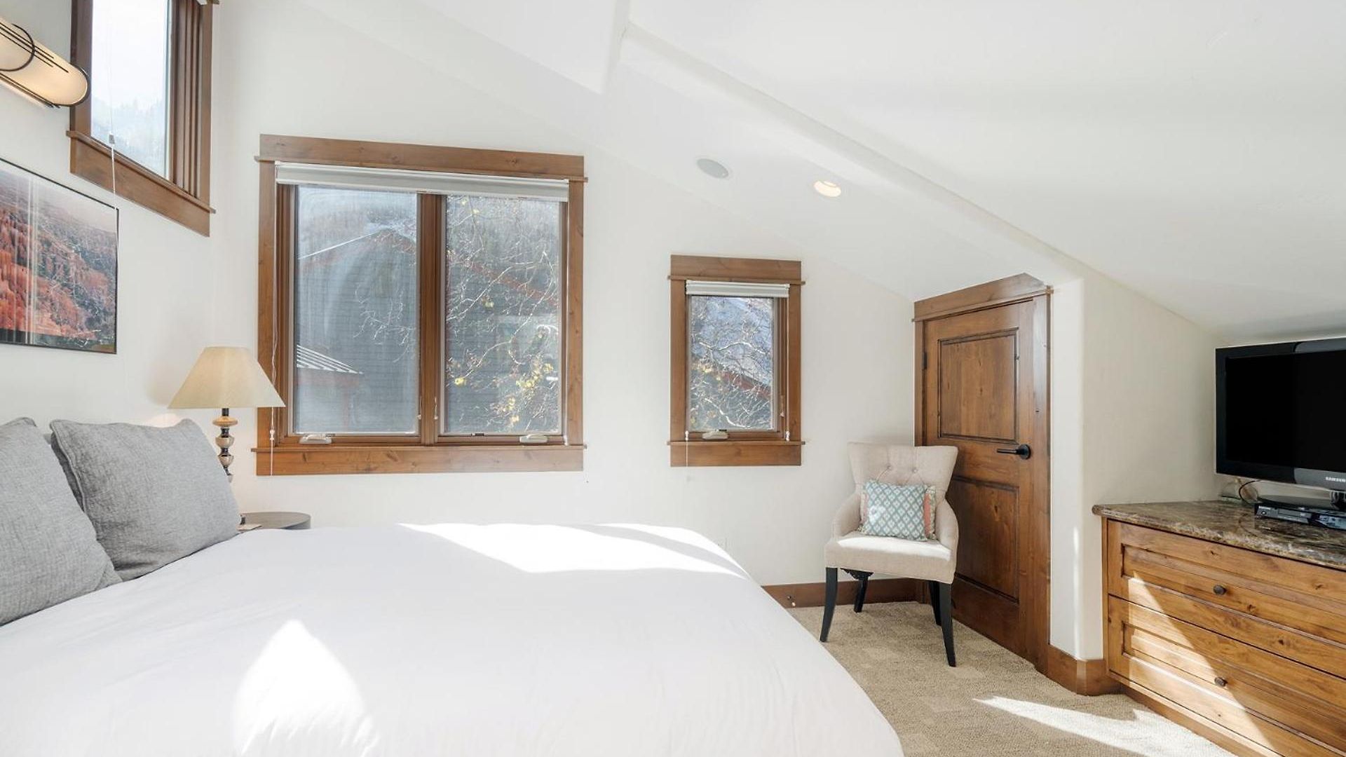 Walk To Festivals! Windows, Fireplace, Hot Tub Apartment *