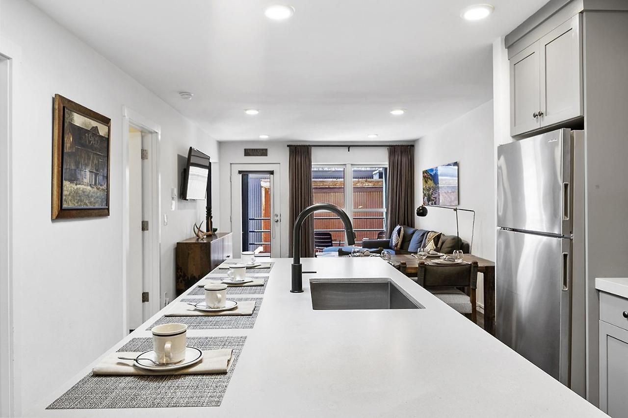 Floor With Balcony - Steps To Lifts & Main Street Apartment