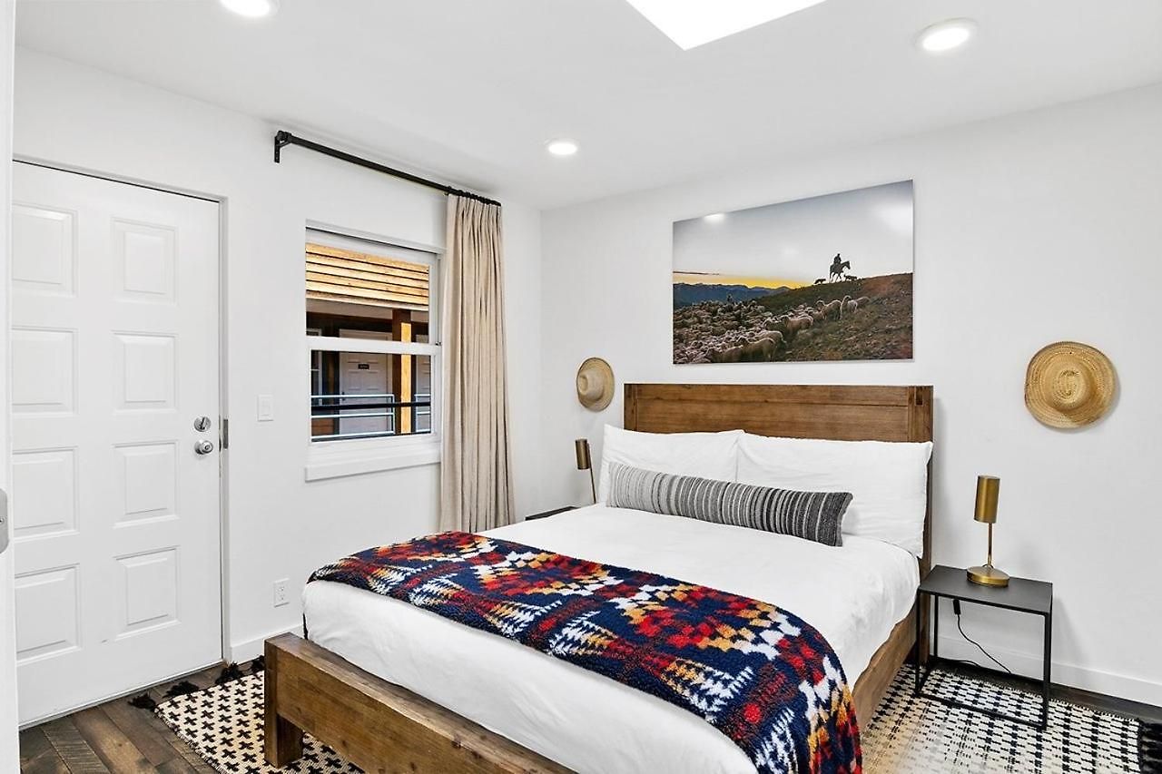 Floor With Balcony - Steps To Lifts & Main Street Apartment *