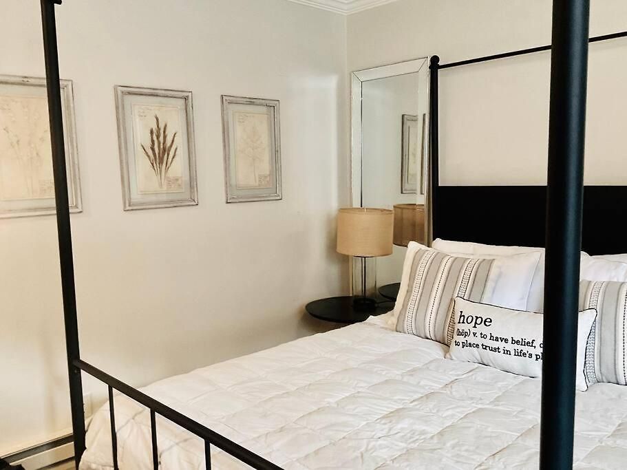 Beautiful Modern In-town With Kitchenette Apartment