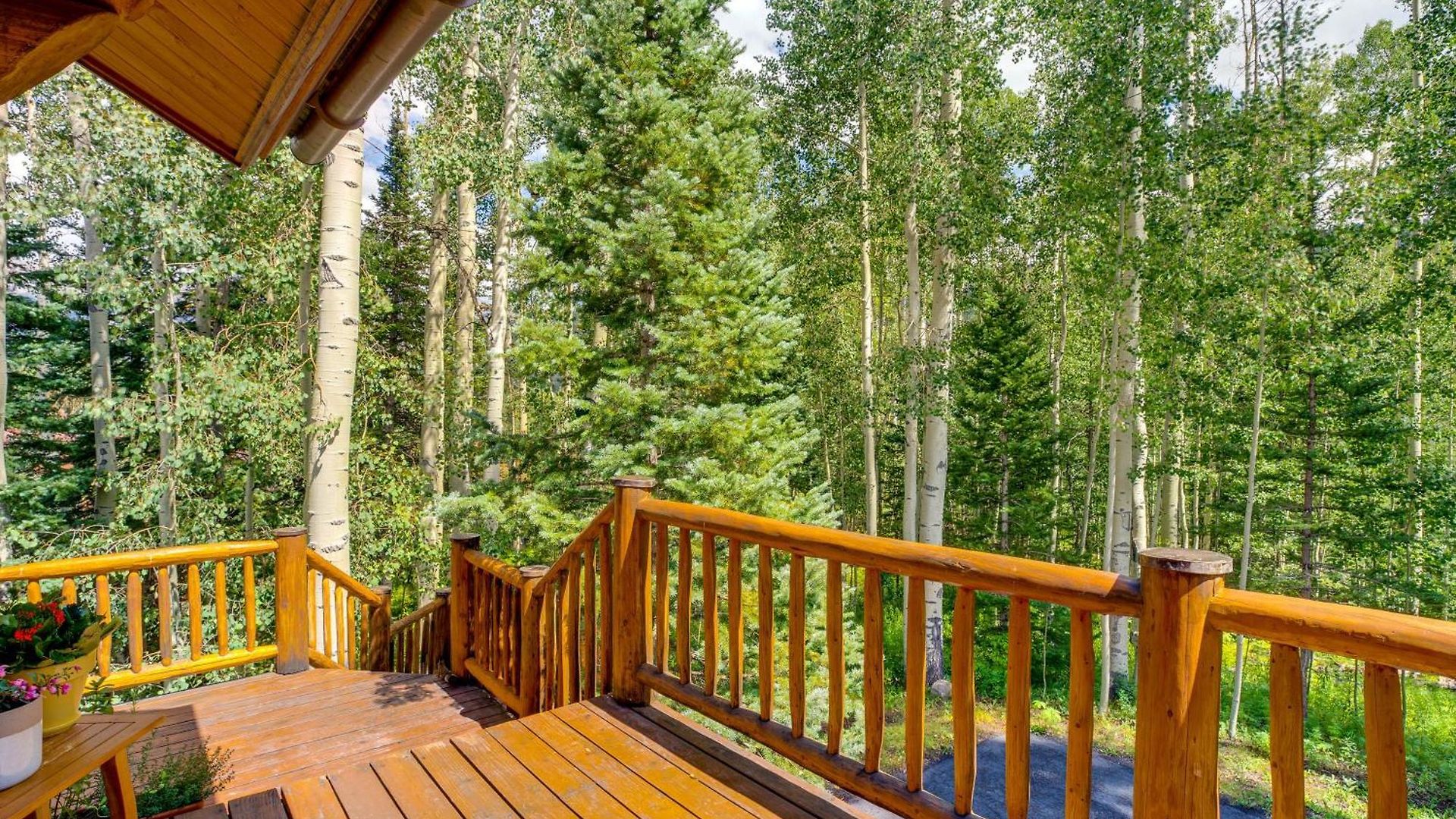 Ski-in/ski-out W/ Deck & Hot Tub! Holiday home