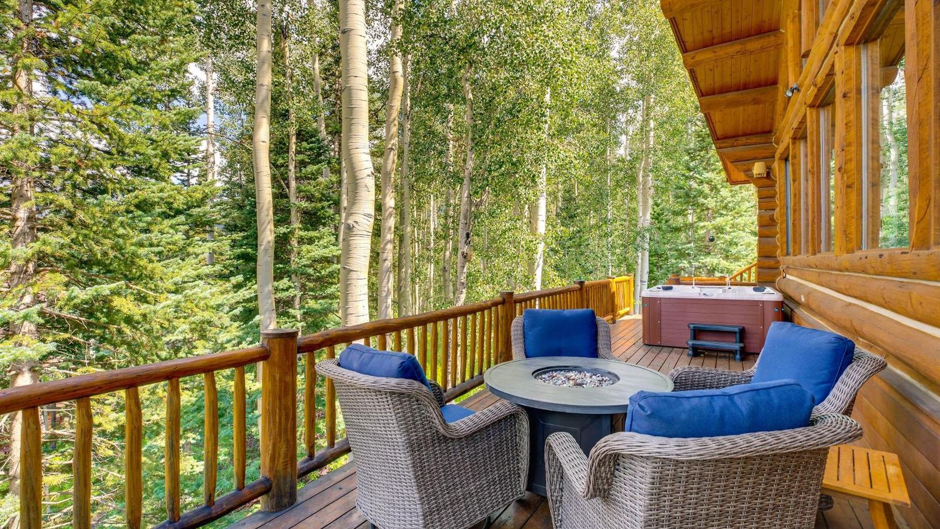 Ski-in/ski-out W/ Deck & Hot Tub! Holiday home *